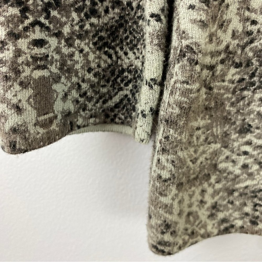 ✨3/$20✨ Paraphrase Boho Chic Animal Print V Neck Long Sleeve Sweater Medium - Picture 5 of 9